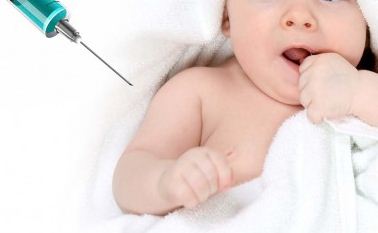 Mengatasi Panas Pada Bayi Setelah Imunisasi