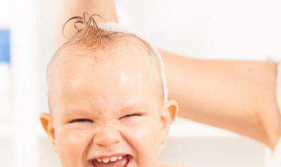 Merawat Kulit Kepala dan Rambut Bayi