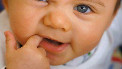 4 Cara Mudah Merawat Gusi pada Bayi