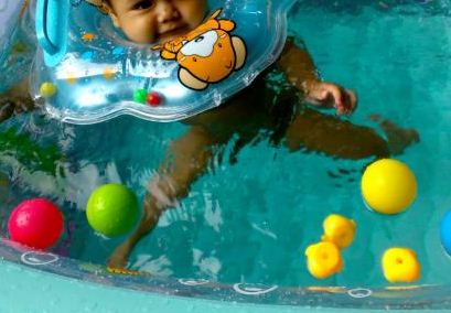 6 Tips Aman Mengajarkan Bayi Berenang