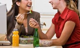 Biasakan Makan Siang Diluar Untuk Hidup Yang Lebih Bahagia