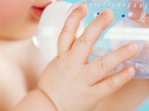 Waspadai Pemberian Air Putih pada Bayi