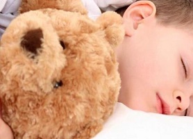Bahayakah Apabila si Kecil Suka Tidur di Lantai?