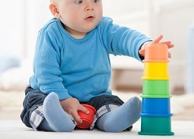 Tips Mainan Bayi Usia 10-12 Bulan