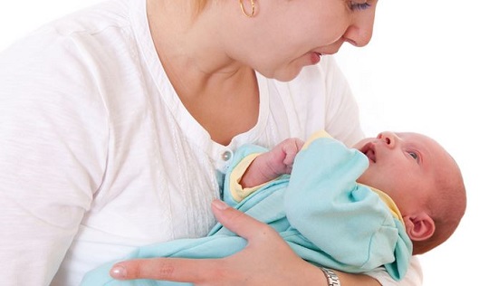 Bayi yang digendong terlalu mengangkang akan mengalami gangguan sendi Perhatikan Cara Menggendong Bayi Untuk Mengurangi Beban Sendi